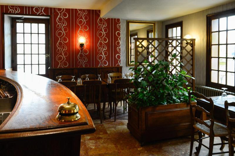 Logis Hotel Restaurant De La Poste Le Mêle-sur-Sarthe Zewnętrze zdjęcie