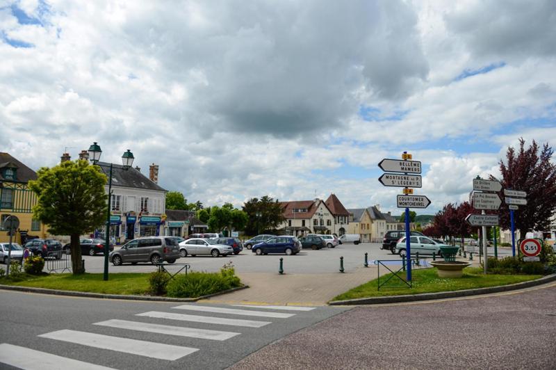Logis Hotel Restaurant De La Poste Le Mêle-sur-Sarthe Zewnętrze zdjęcie