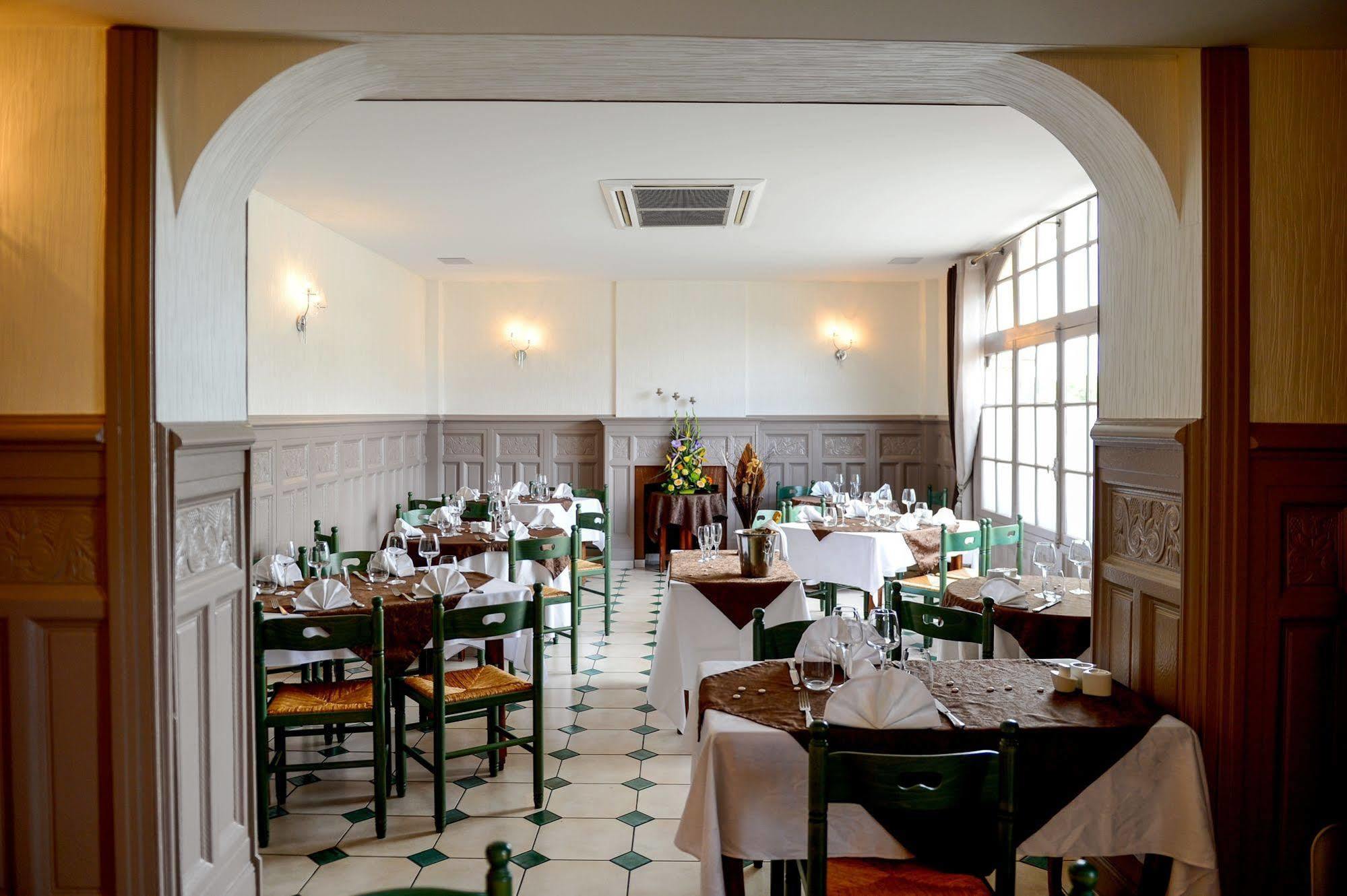 Logis Hotel Restaurant De La Poste Le Mêle-sur-Sarthe Zewnętrze zdjęcie