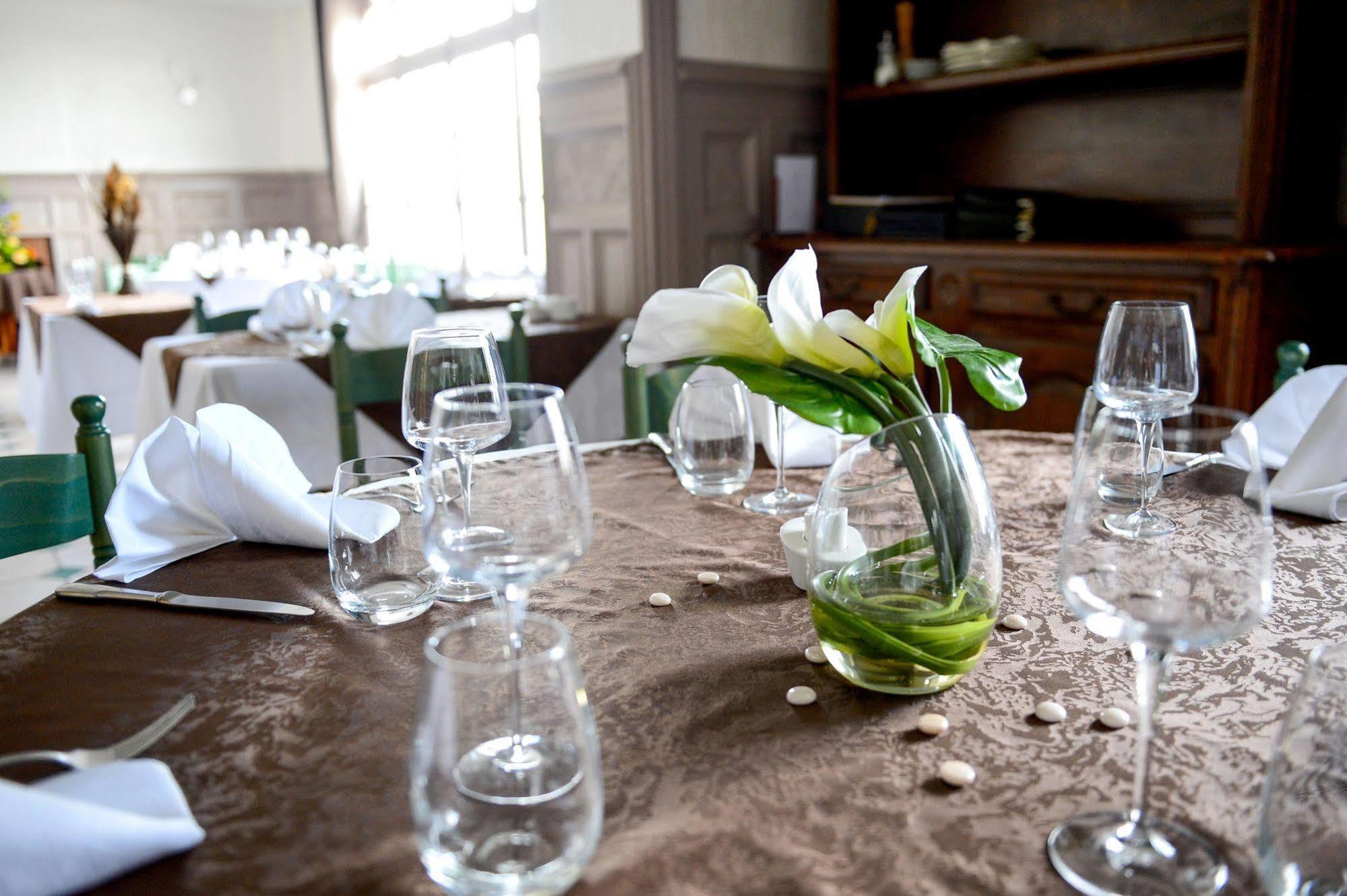 Logis Hotel Restaurant De La Poste Le Mêle-sur-Sarthe Zewnętrze zdjęcie