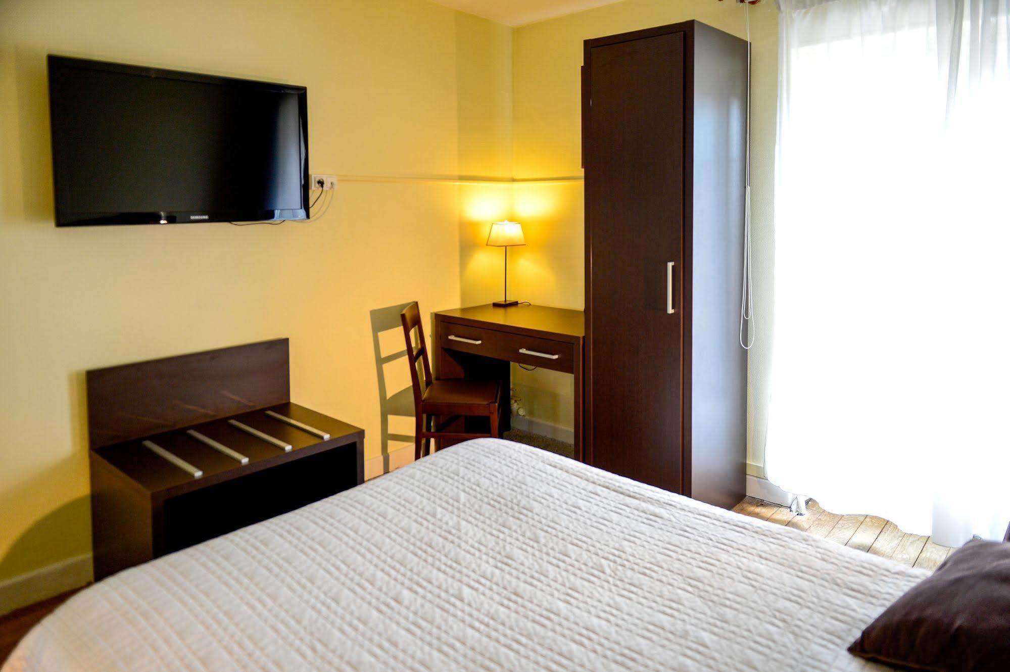 Logis Hotel Restaurant De La Poste Le Mêle-sur-Sarthe Zewnętrze zdjęcie