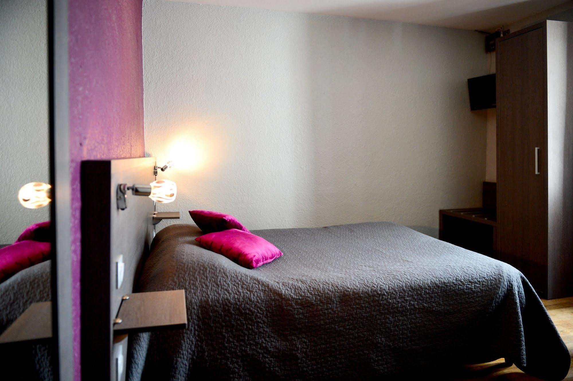 Logis Hotel Restaurant De La Poste Le Mêle-sur-Sarthe Zewnętrze zdjęcie
