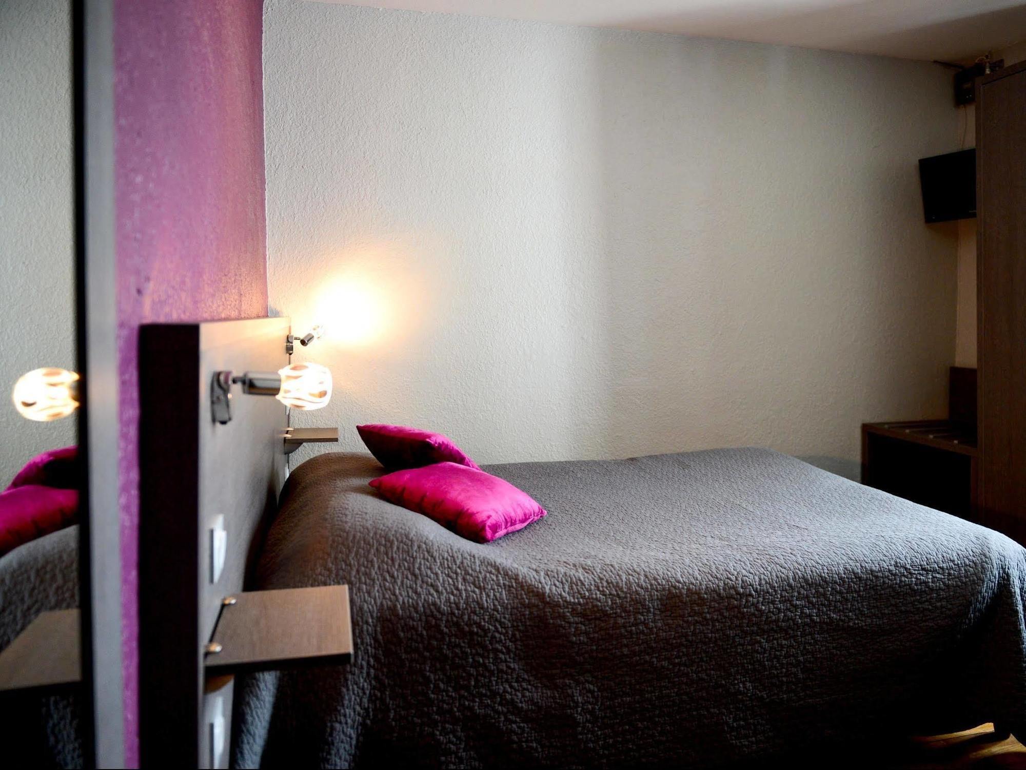 Logis Hotel Restaurant De La Poste Le Mêle-sur-Sarthe Zewnętrze zdjęcie